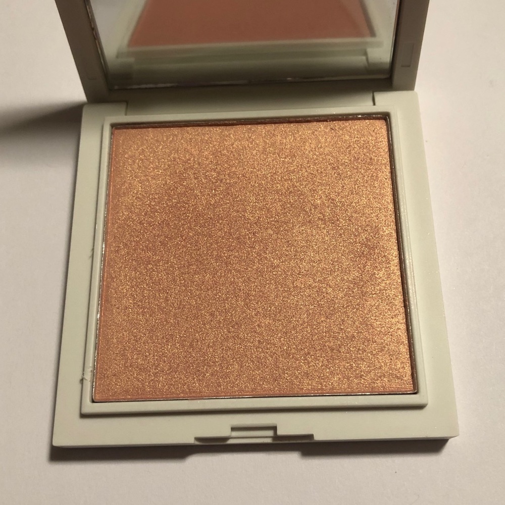 Vintage illuminating face highlighter